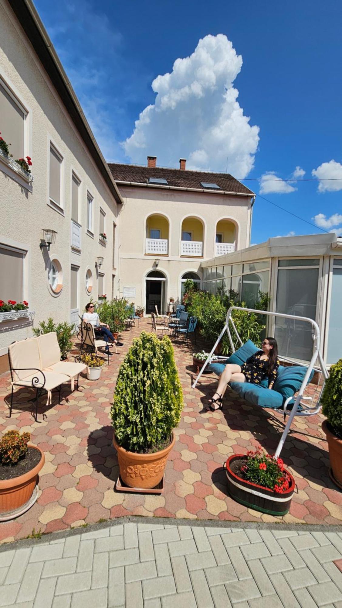 Hotel Korona Wellness, Rendezvény és Borszálloda Eger Exterior foto