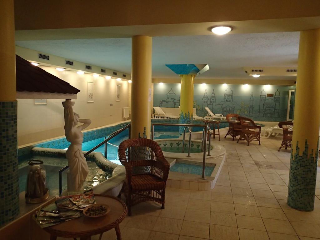 Hotel Korona Wellness, Rendezvény és Borszálloda Eger Exterior foto